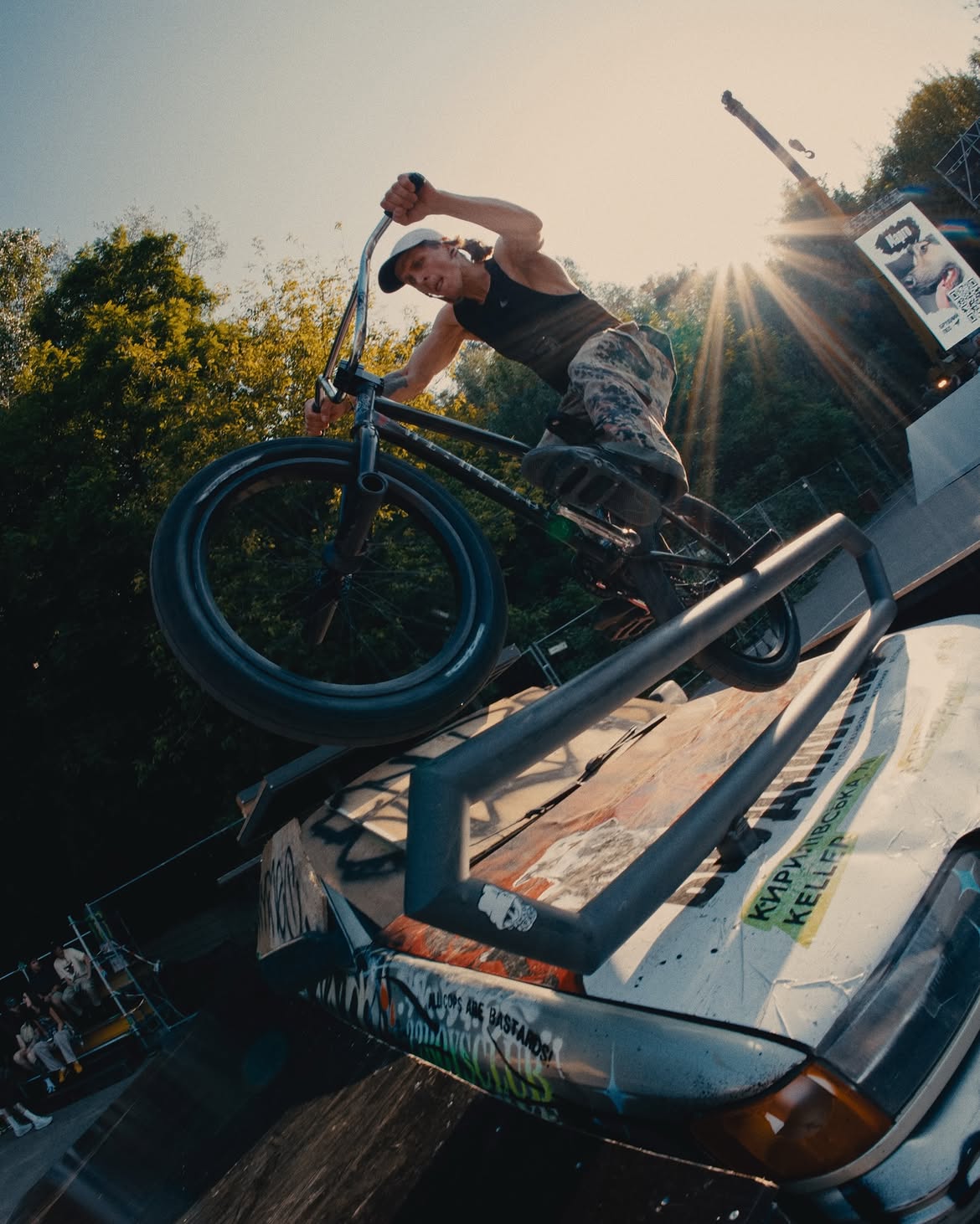 Професійний BMX-райдер Києва @alexeykisliy проїжджає по перилах над машиною